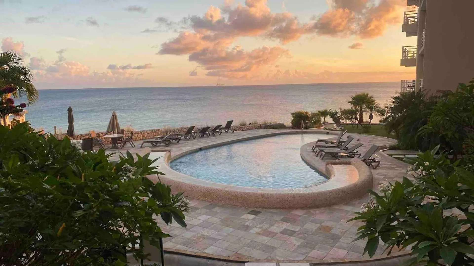 Apartment Tranquil Oceanside: Pools & Direct Beach Access Cupecoy  Sint Maarten