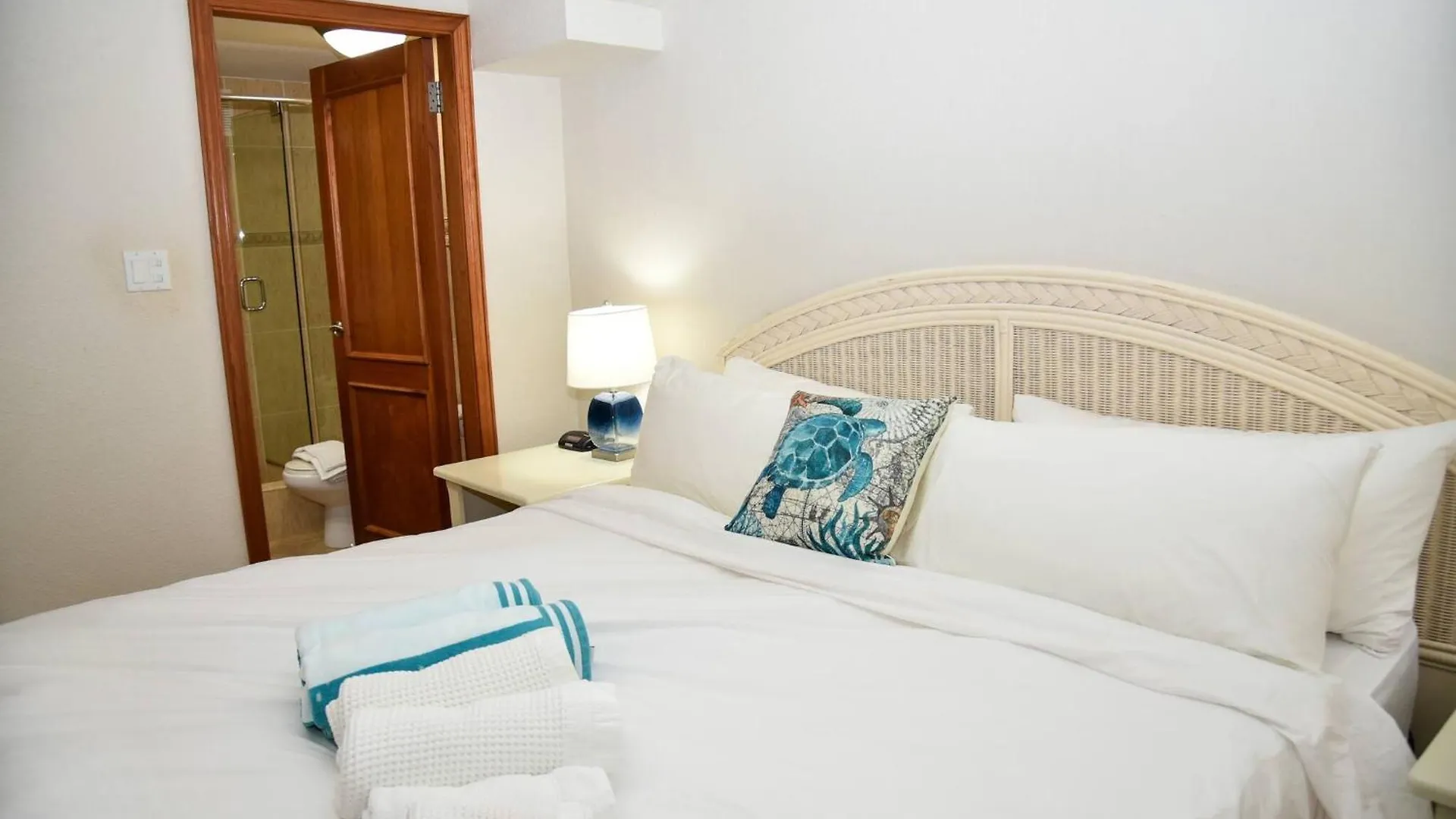 Tranquil Oceanside: Pools & Direct Beach Access Cupecoy  Apartment Cupecoy (Sint Maarten)