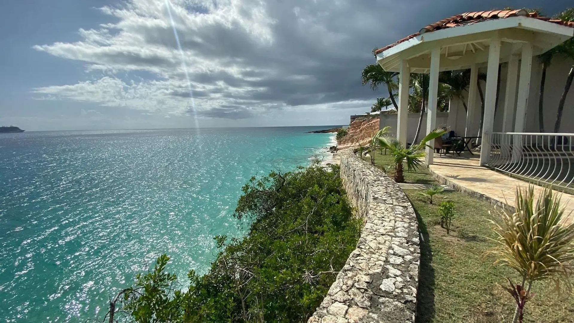Tranquil Oceanside: Pools & Direct Beach Access Cupecoy  Апартаменты