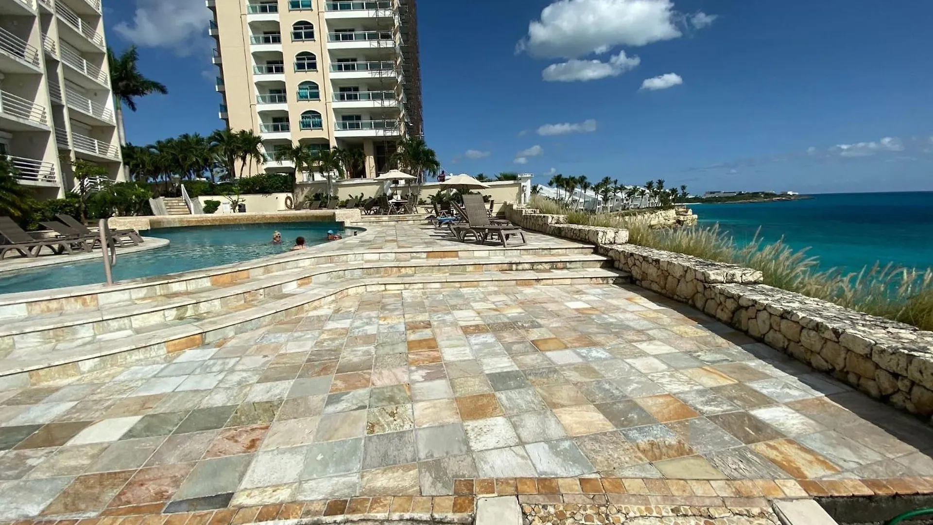 Tranquil Oceanside: Pools & Direct Beach Access Cupecoy
