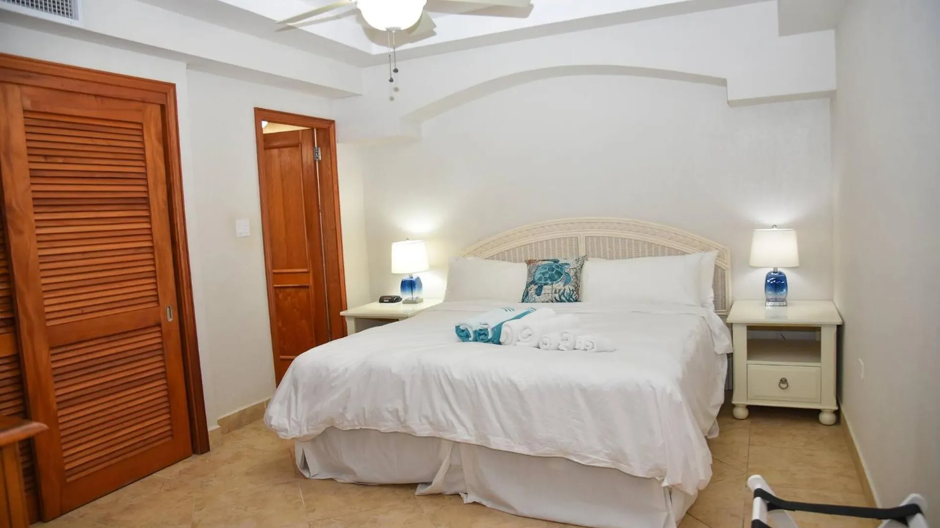 Tranquil Oceanside: Pools & Direct Beach Access Cupecoy  Cupecoy (Sint Maarten)