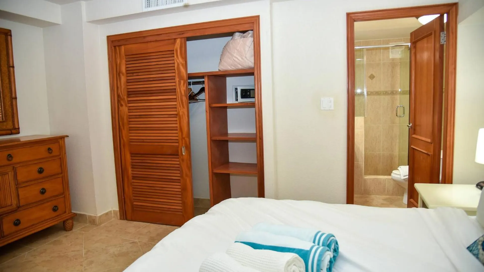 Апартаменты Tranquil Oceanside: Pools & Direct Beach Access Cupecoy