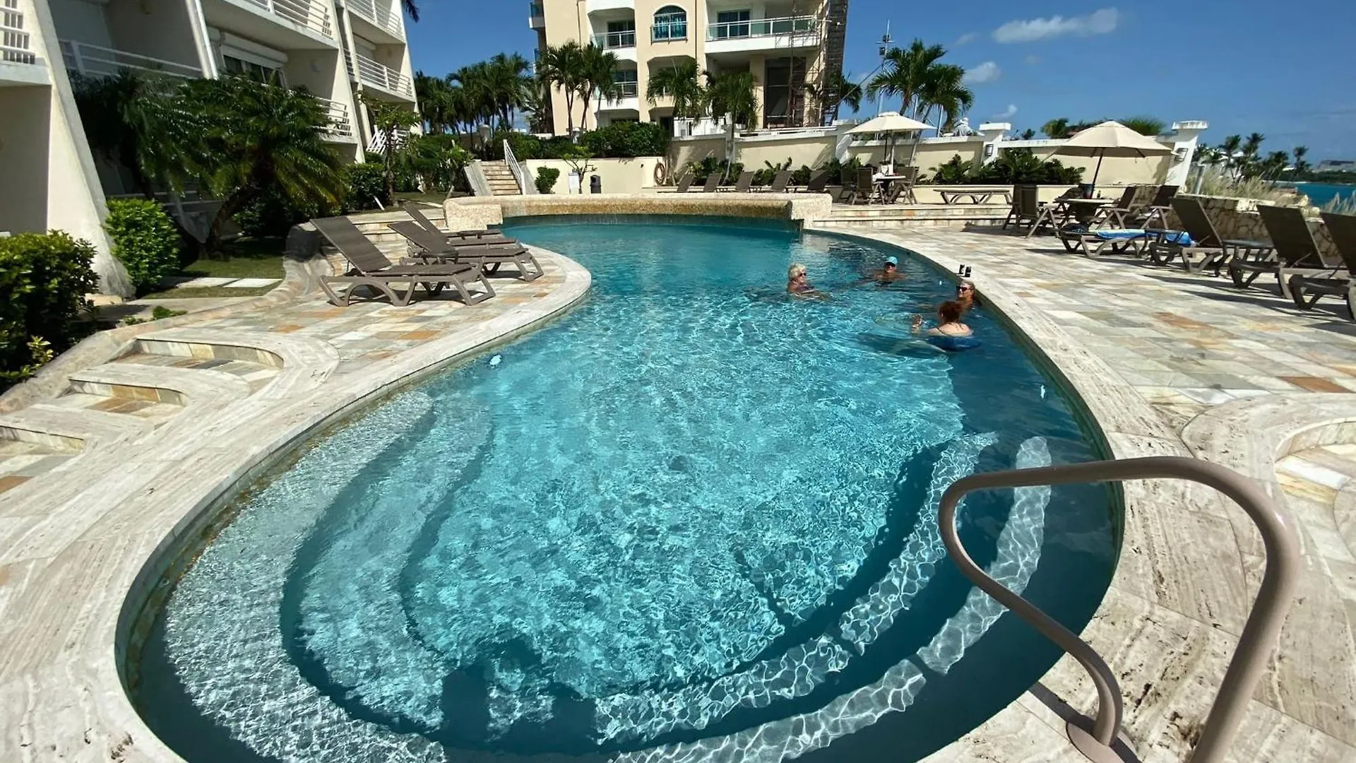 Tranquil Oceanside: Pools & Direct Beach Access Cupecoy  Cupecoy (Sint Maarten)