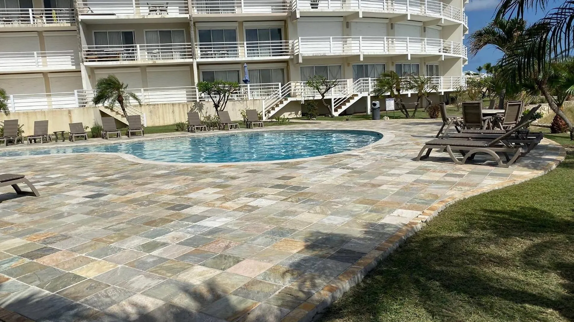 Tranquil Oceanside: Pools & Direct Beach Access Cupecoy