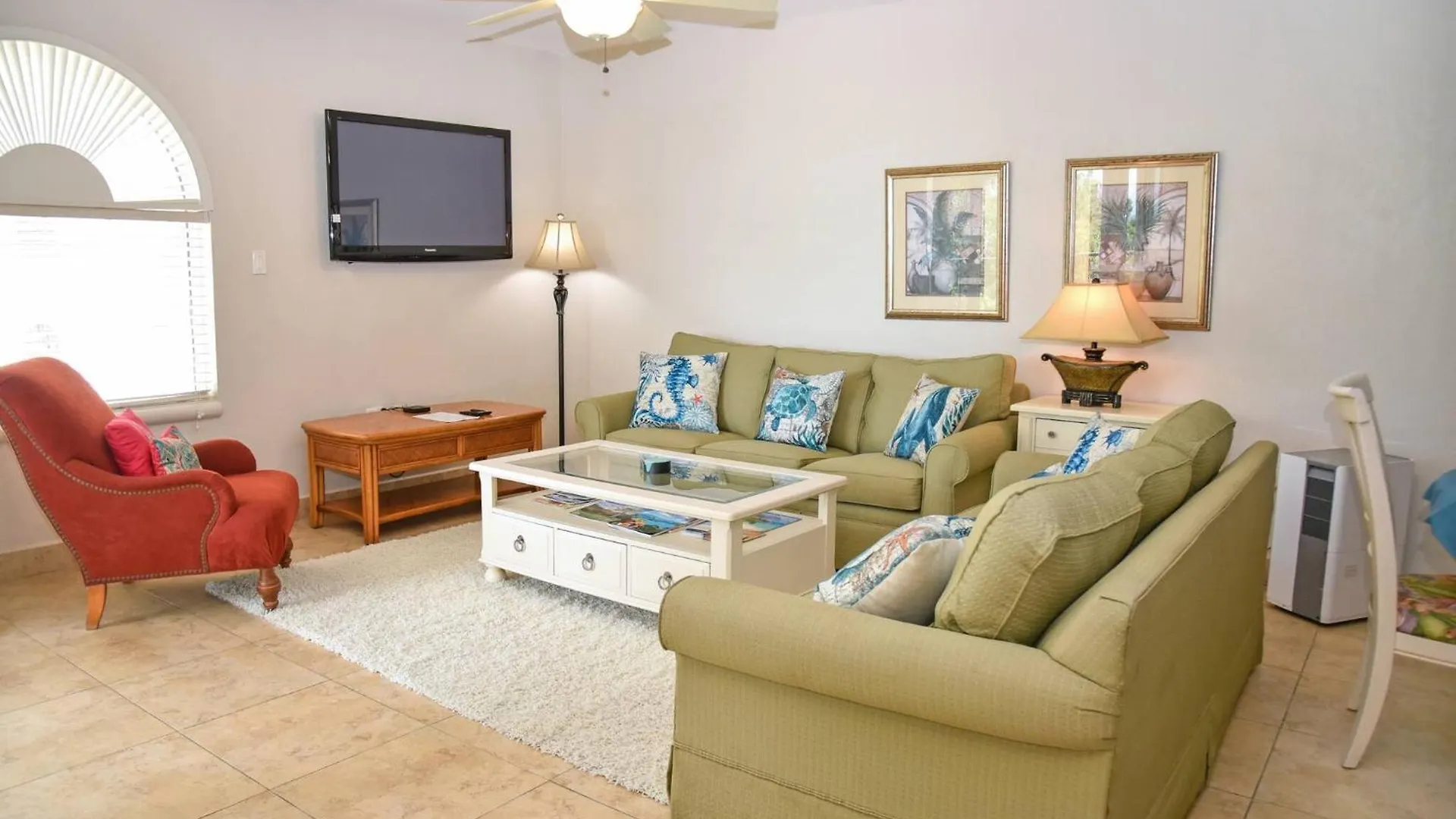 Tranquil Oceanside: Pools & Direct Beach Access Cupecoy
